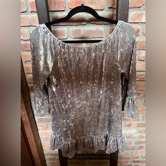 BLL crush velvet bell sleeve off shoulder ruffle hem top EUC medium - Picture 7 of 7